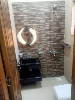 Elegant 3 Bed 4-Bath Villa - 6