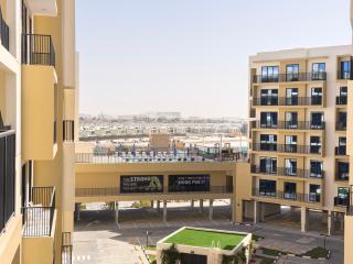Modern Furnished 1BHK Apartment Marina Al Hamra - 3