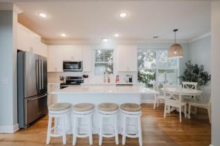 Coastal Quarters in Bluffton - Dog Friendly! Bluffton Park Lowcountry Charmer - 0