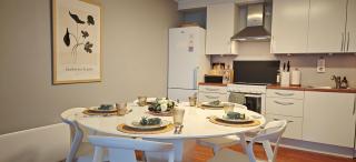 Bright & Spacious Apartment by the Sea, Free Parking, 10min to Airport, 12min to Ålesund - Ytterland - 0