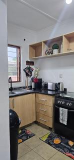 The Sanctuary - Modern 2Bed Maisonette in Secure Foxdale Estate Solar Wi-Fi Garden - 2