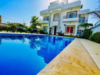 Private Luxury Villa -pool & spacious garden - 1