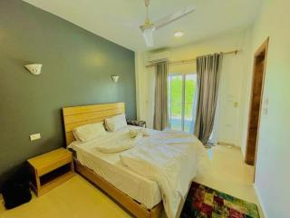 Private Luxury Villa -pool & spacious garden - 8