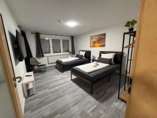 STN Kocherwald Suite - Ferienwohnung mit 4 Schlafzimmer, 8 Big Beds, Parkplatz & Balkon, Highspeed WLAN, Netflix Premium, Zentral zu Audi & Schwarz Gruppe - Bad Friedrichshall - 0