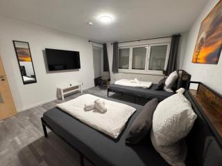 STN Kocherwald Suite - Ferienwohnung mit 4 Schlafzimmer, 8 Big Beds, Parkplatz & Balkon, Highspeed WLAN, Netflix Premium, Zentral zu Audi & Schwarz Gruppe - Bad Friedrichshall - 9