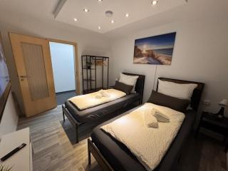 STN Kocherwald Suite - Ferienwohnung mit 4 Schlafzimmer, 8 Big Beds, Parkplatz & Balkon, Highspeed WLAN, Netflix Premium, Zentral zu Audi & Schwarz Gruppe - Bad Friedrichshall - 4