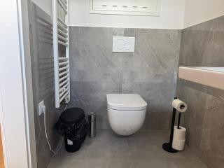 Stylish Apartment with Patio - 8