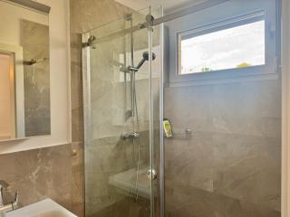 Stylish Apartment with Patio - 7