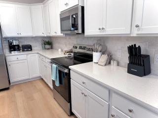 Coastal Retreat, 1 Mile to Beach, Pool & Golf Cart - 6