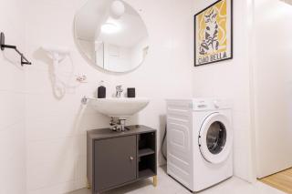 Luxury Modern Apartment with Balcony - 6