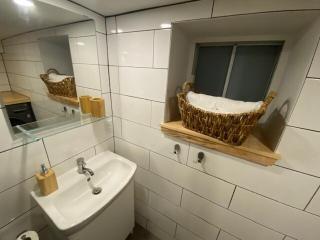 Lower level newly renovated studio apartment in central downtown location - 1