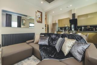 Luxury 2-Bed Apartment - Stylish Comfort and Design - 8