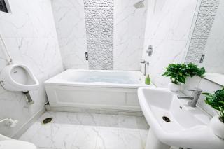 Hotel Oxygen Bloom-Near Noida Sector 18 Metro - 1