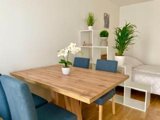 55 m2 Stylish Apartment with Balcony & Free Parking - 2