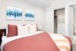 Urban Luxury 2BR CN Tower Views & Free Parking - 9