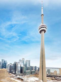 Urban Luxury 2BR CN Tower Views & Free Parking - 7