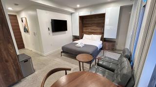 Modern Downtown Studio Bedroom Walk Everywhere - 0