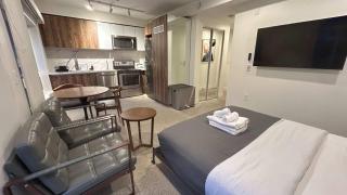 Modern Downtown Studio Bedroom Walk Everywhere - 6