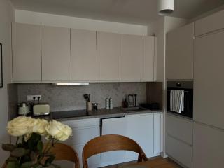 Chic & Cozy City Apartment near Nivy Station - 4