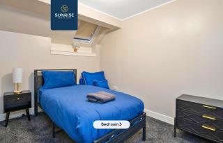 Law 2 - Newly Renovated Apartment, 4 Bedrooms, 2 Bathrooms, Fully Equipped, For More Info Ask SUNRISE SHORT LETS - ONLY 5 Mins to STANNERGATE Ports - 7