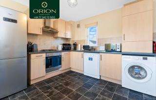 DONALD'S Townhouse - INVOICE and REDUCED PRICE only via ORION SHORT STAYS DUNDEE, 4 Room, 3 bath, Ring Road Access, Fully Equipped, Free Parking - Freshly Renovated and ONLY 12 Mins to STANNERGATE Ports - Dundee - 3