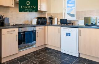 DONALD'S Townhouse - INVOICE and REDUCED PRICE only via ORION SHORT STAYS DUNDEE, 4 Room, 3 bath, Ring Road Access, Fully Equipped, Free Parking - Freshly Renovated and ONLY 12 Mins to STANNERGATE Ports - Dundee - 2