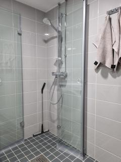 Stylish two-bedroom apartment with balcony & great views - 8