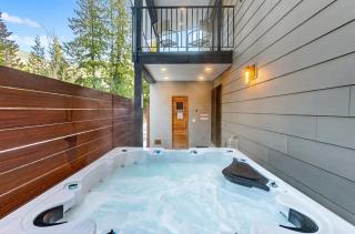 LUXE Hyak Retreat with Sauna, Hot Tub, Game Room, 6BR - 8