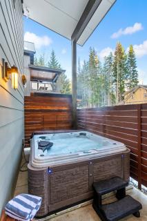 LUXE Hyak Retreat with Sauna, Hot Tub, Game Room, 6BR - 7