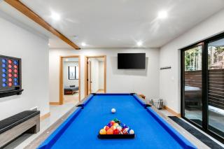 LUXE Hyak Retreat with Sauna, Hot Tub, Game Room, 6BR - 2