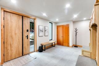 LUXE Hyak Retreat with Sauna, Hot Tub, Game Room, 6BR - 6