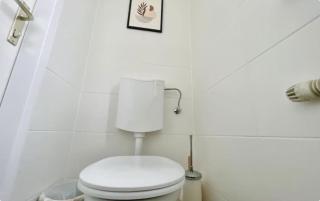 Rooftop Central Apartment with Balcony & Free Parking - 9