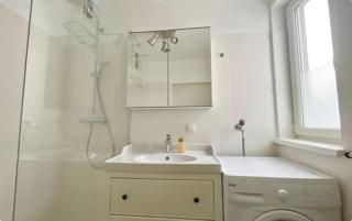 Rooftop Central Apartment with Balcony & Free Parking - 5