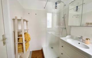 Rooftop Central Apartment with Balcony & Free Parking - 2