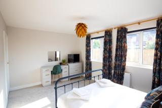 Stunning 3 Bedroom Home with Free Private Parking - 6