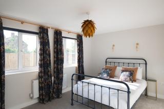 Stunning 3 Bedroom Home with Free Private Parking - 9