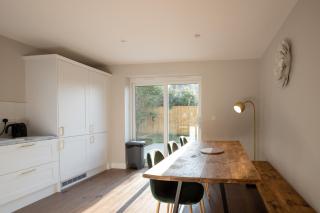 Stunning 3 Bedroom Home with Free Private Parking - 3