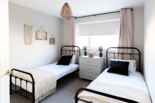 Stunning 3 Bedroom Home with Free Private Parking - 5