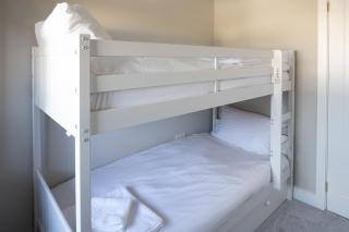 Stunning 3 Bedroom Home with Free Private Parking - 4