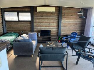 Stanmore Bay Log Cabin - short walk to beach - 9