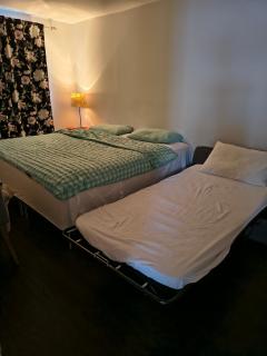 King Bed Ensuite Toilet Central Mississauga - 9