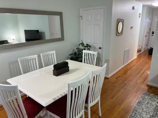 The White Door 2-bedroom townhouse near VT & RU - 6