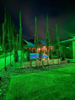 SPA Rossett em Itapoá - Luxo e conforto c piscina, hidromassagem e cromoterapia, p 22 pessoas! - 1