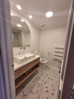 Frente la avenida del mar 8 personas - 2