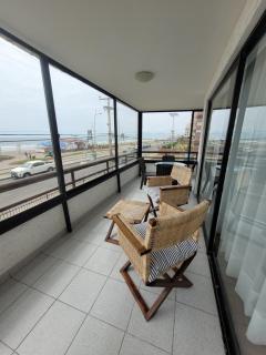 Frente la avenida del mar 8 personas - 1