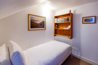 Cosy Cottage with free on street parking - 6