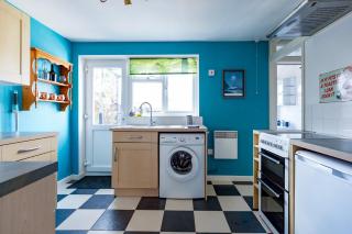 Cosy Cottage with free on street parking - 4