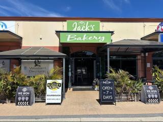 Escape to a Waterfront Apartment with Jetty - 2