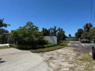 Cool ranch home with heated pool near beach - 8