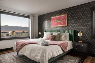 Luxe, Mountain VIEWS, Sauna, HotTub, Pups - 2